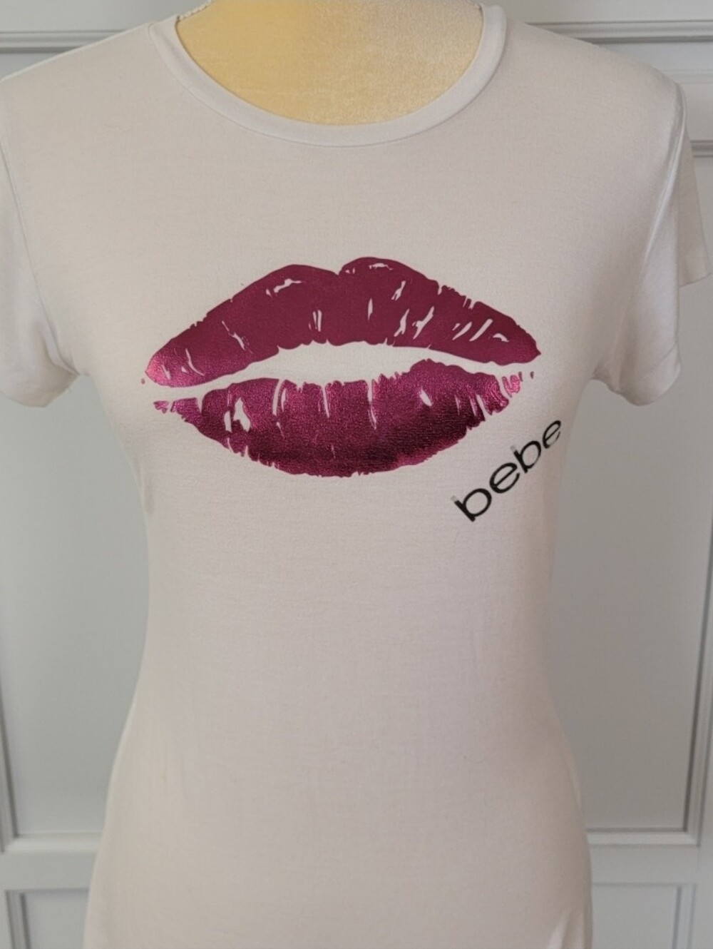 BEBE Vintage y2k 00s Kiss Metallic Pink Lips Logo Top White T-shirt Size M *read